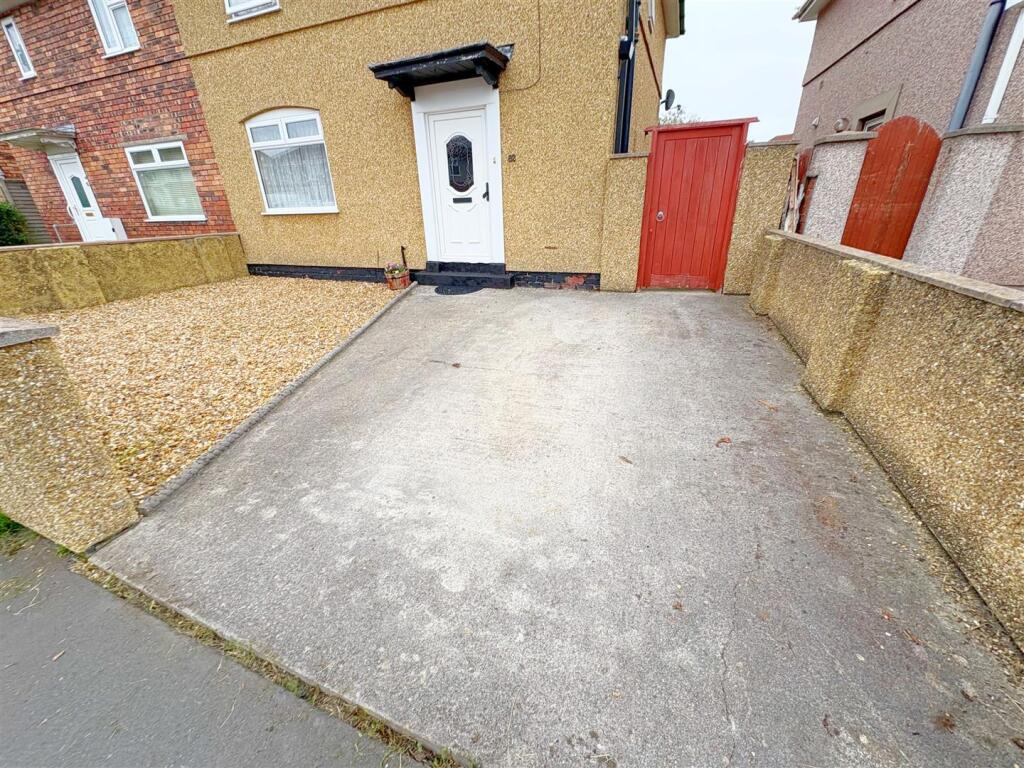 Driveway to front.jpg