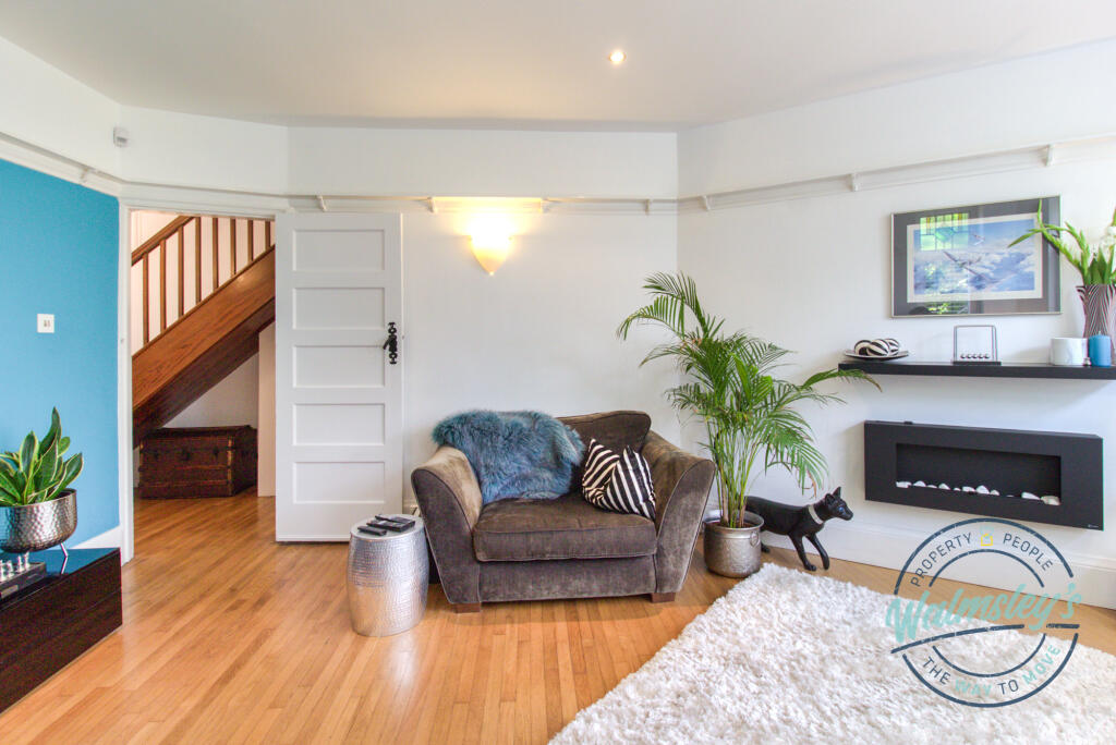 Sitting room towards hallway