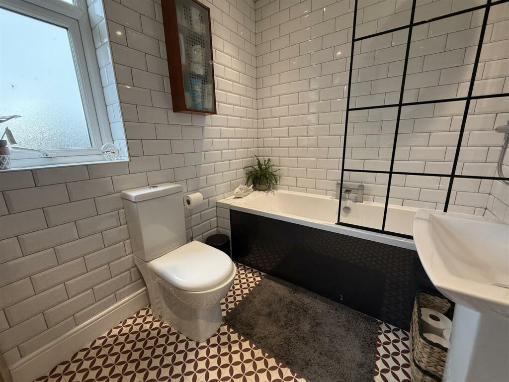 BATHROOM/WC