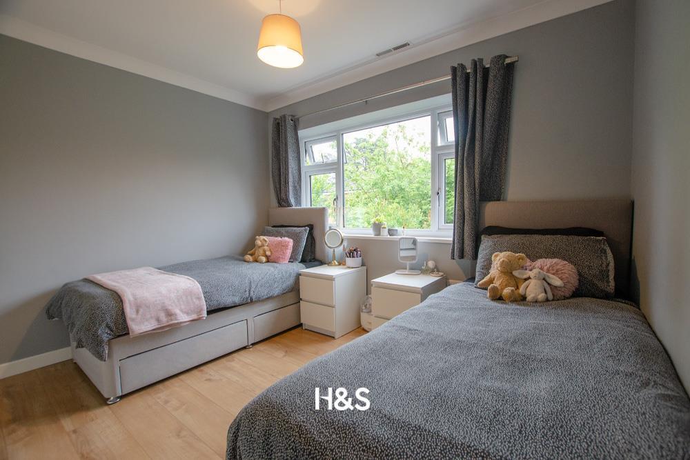 60 swanswell - bed2 .jpg