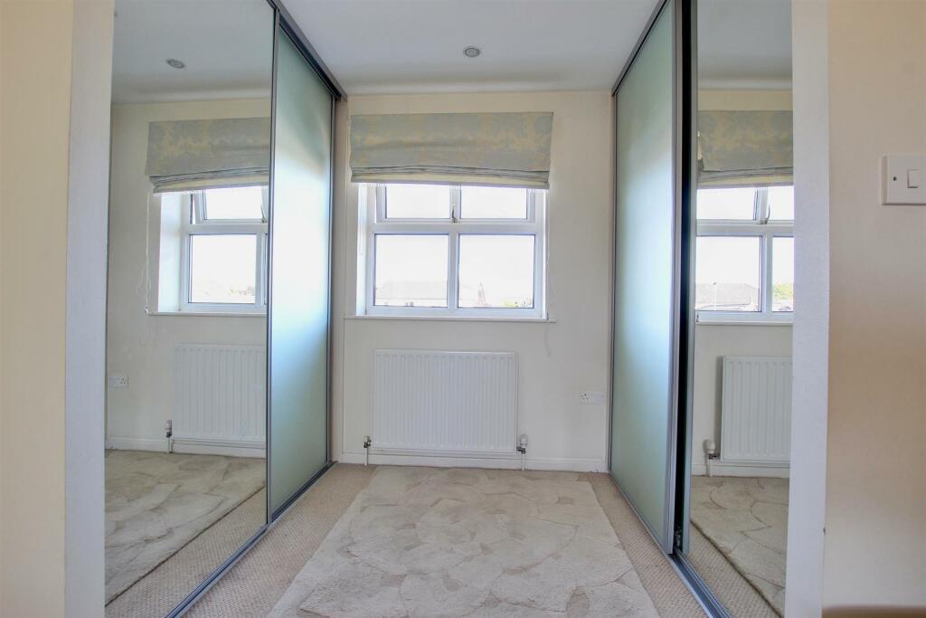 WALK-IN DRESSING ROOM