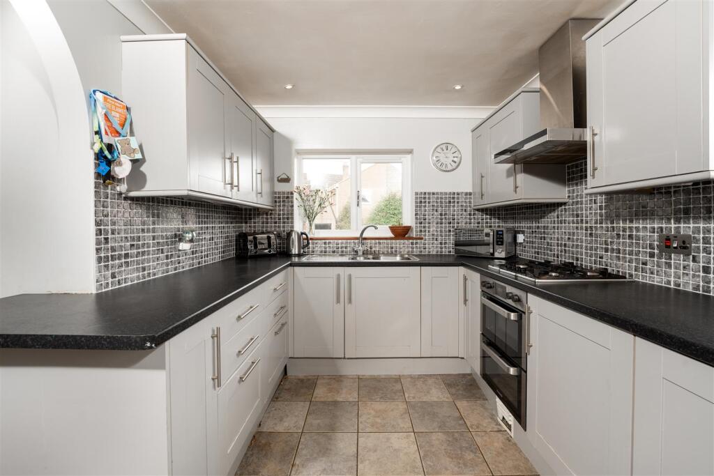 6a The Moors Drive, Middleton Cheney-9.jpg