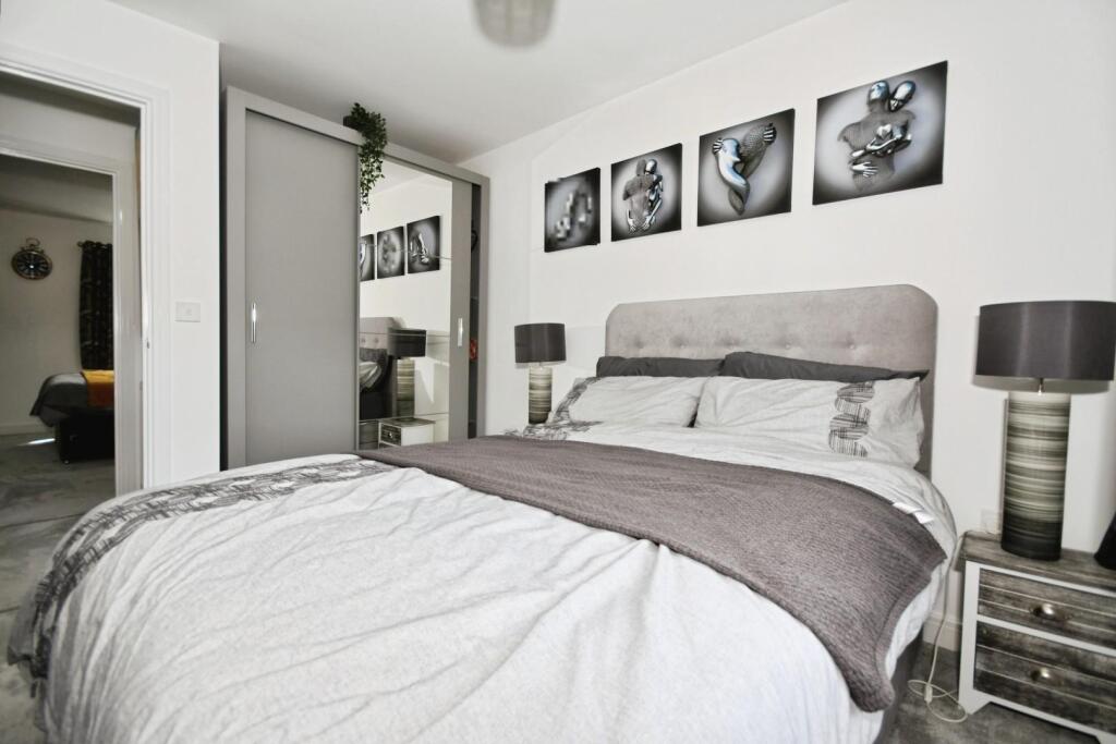 BEDROOM 4 02.jpg