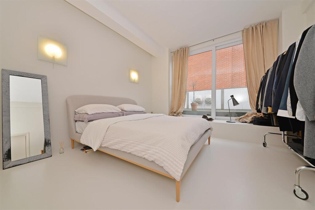 Apt 1 3-4 James Street - bed2b.jpg