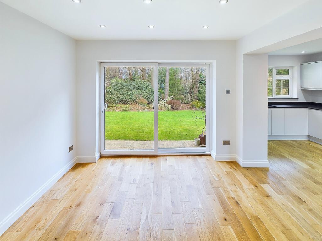 CAM04233G0-PR0013-STILL019