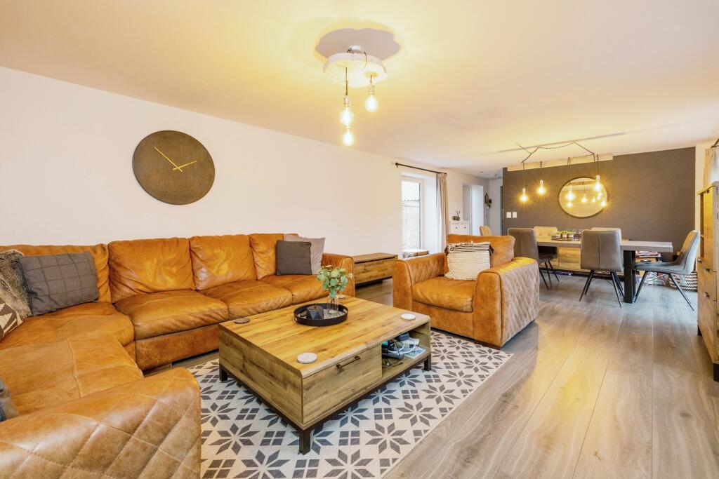 Lounge/Dining Room