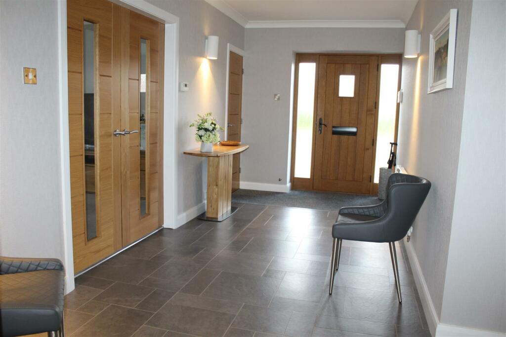 LARGE ENTRANCE HALL
