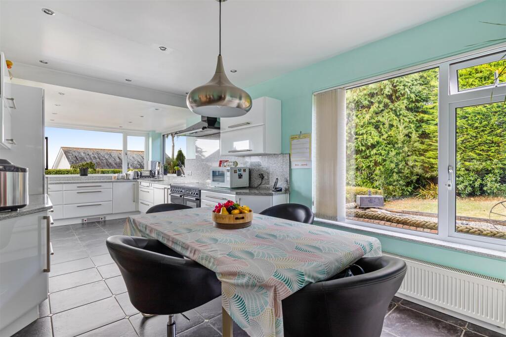 A12 - Ridgwood, Rock End Avenue - 250901.jpg