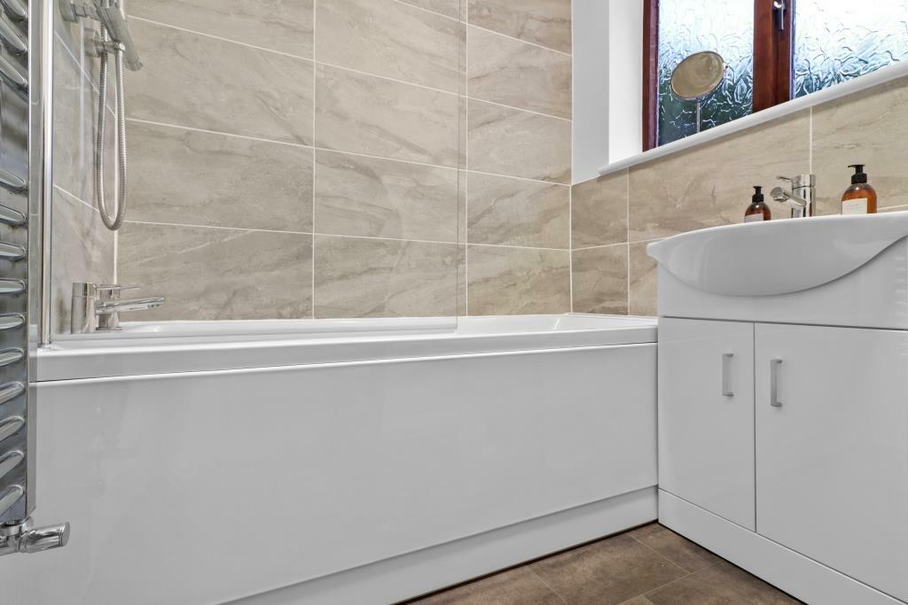 Bathroom Photo 2.jpg