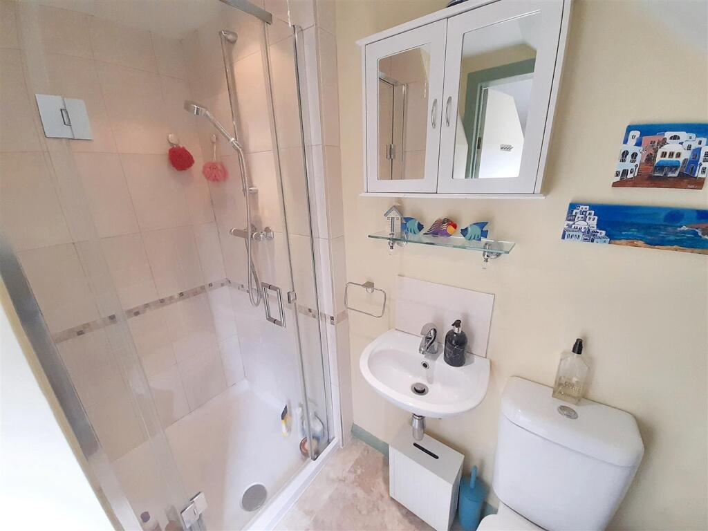 Ensuite (bedroom 1) - second floor