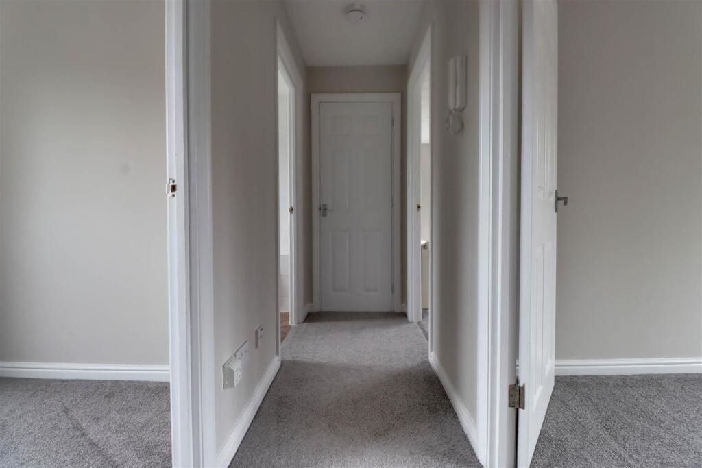 12 HEADINGLEY CLOSE.jpg