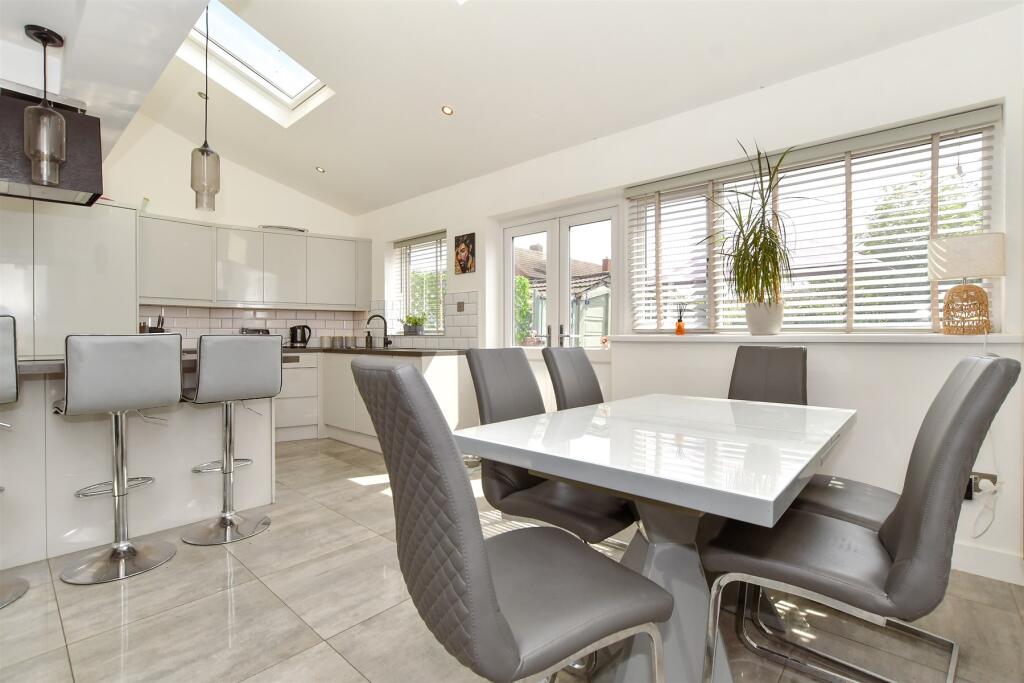 Kitchen/ Family Room