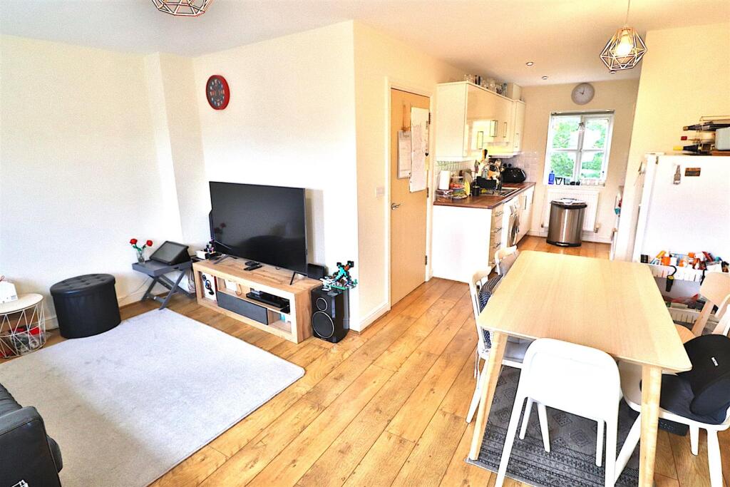 L SHAPED LOUNGE/DINING ROOM