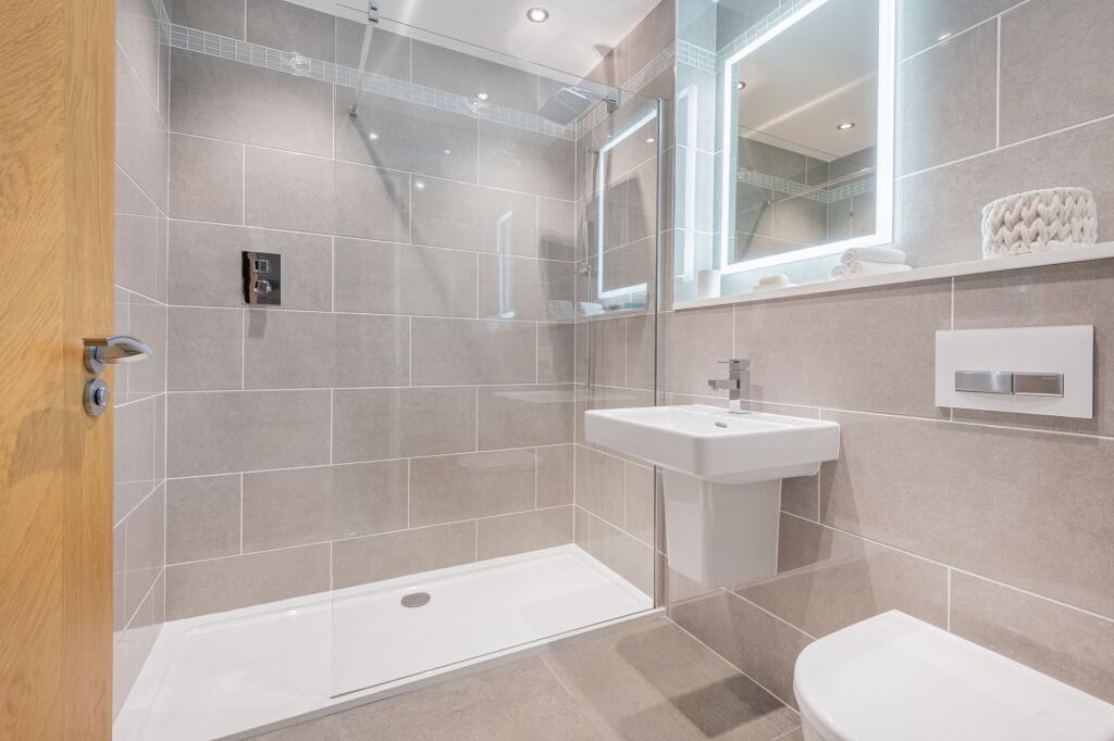 Ensuite Shower Room 3