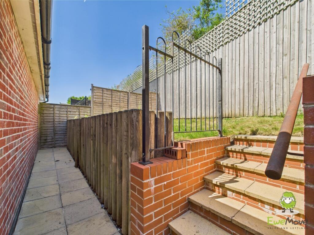 EweMove Estate Agents Basingstoke - Sinclair Drive