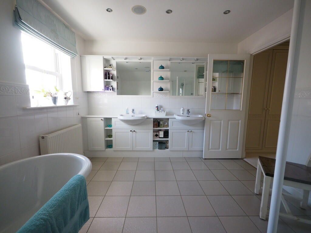 Master Ensuite Vi...