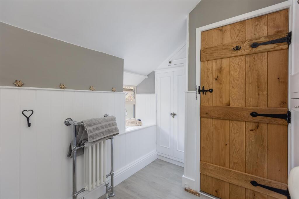 HoneystoneCottage Shower Room-2.jpg