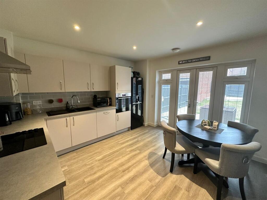 KITCHEN/DINING ROOM