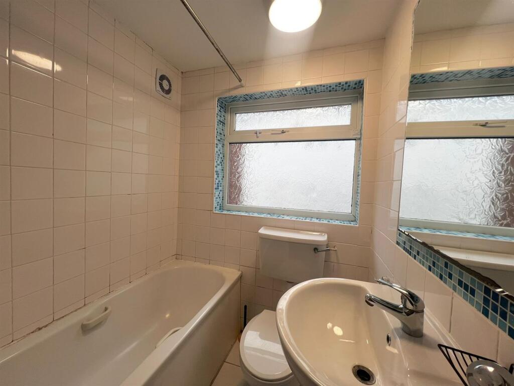 78SS - Bathroom.jpg