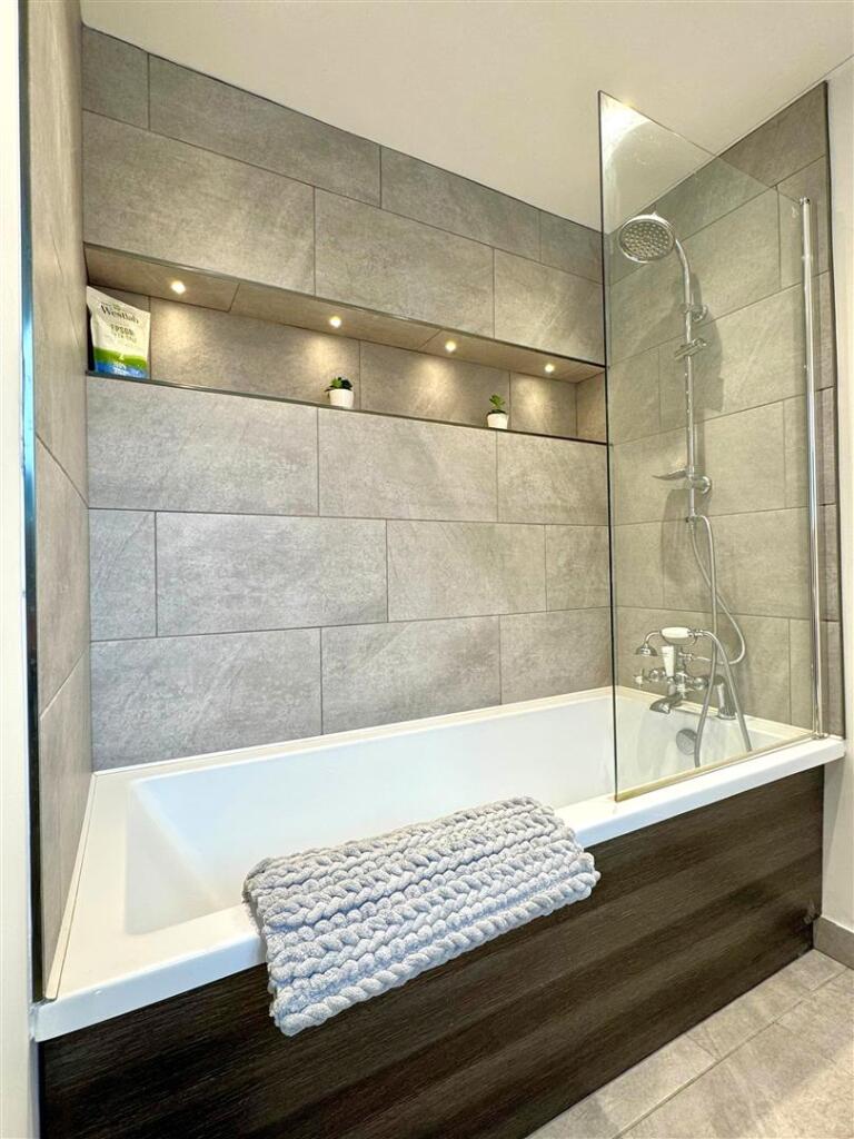 bathroom 2.jpg