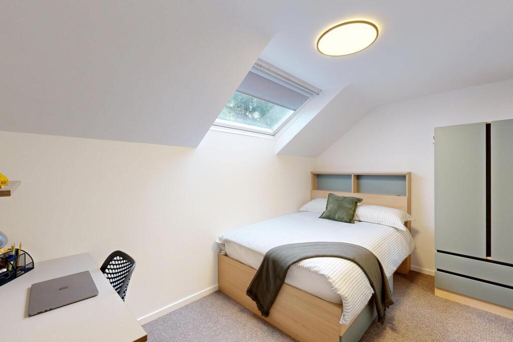 Bright, neatly presented double bedroom with a ...