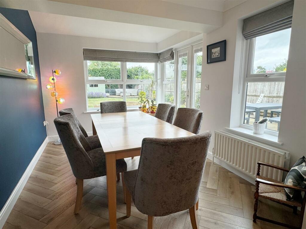 Dining Area 1.JPG