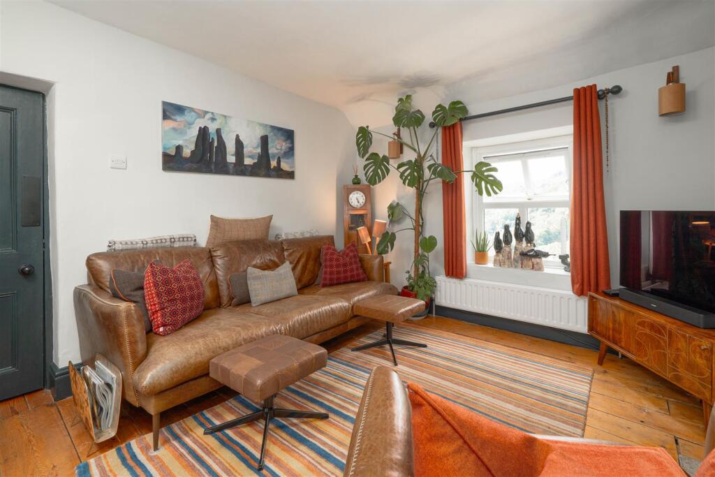 Living Room-2.jpg