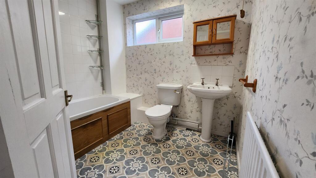 595 Crookesmoor Rd - bathroom .jpg