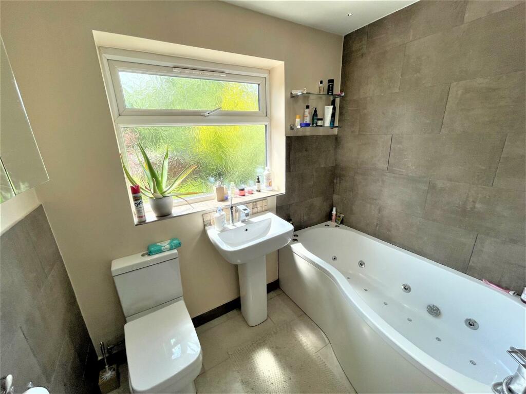 BATHROOM :