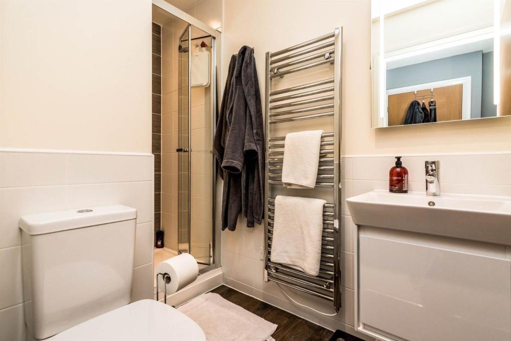 Chantry - ensuite.jpg