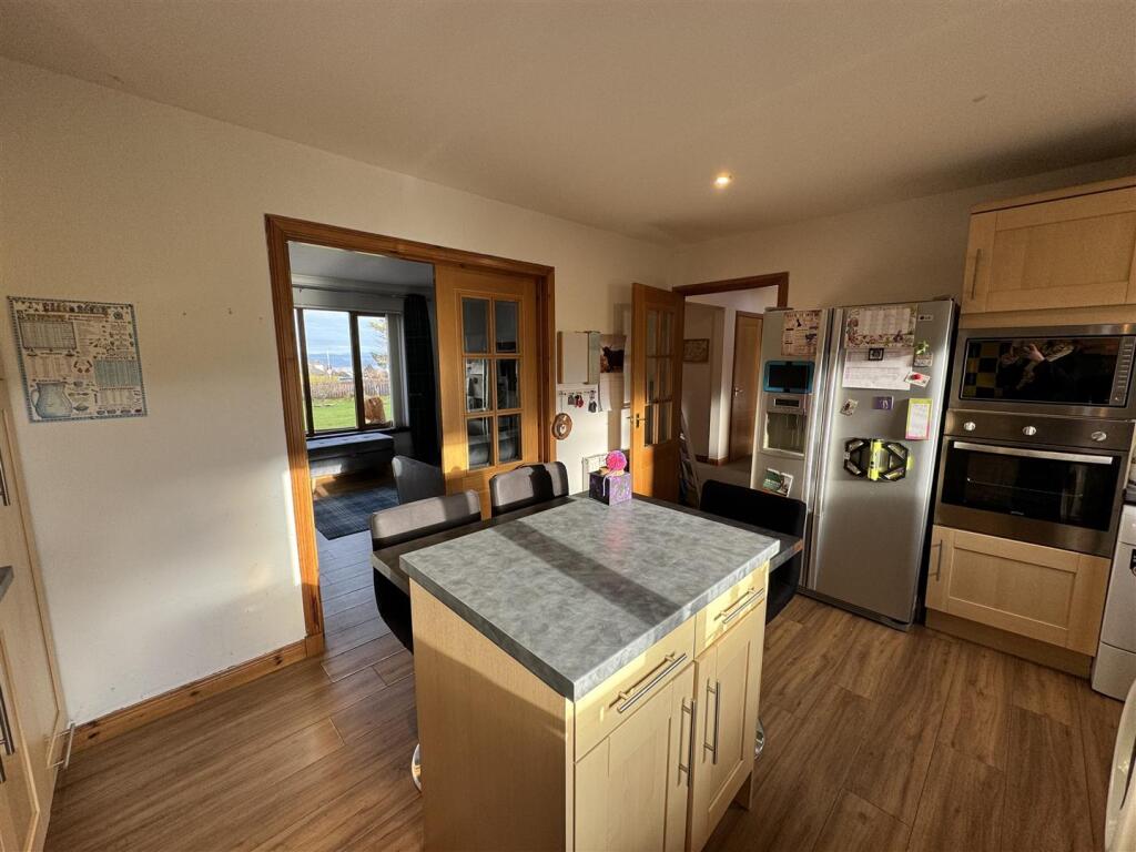 KITCHEN 3.JPG
