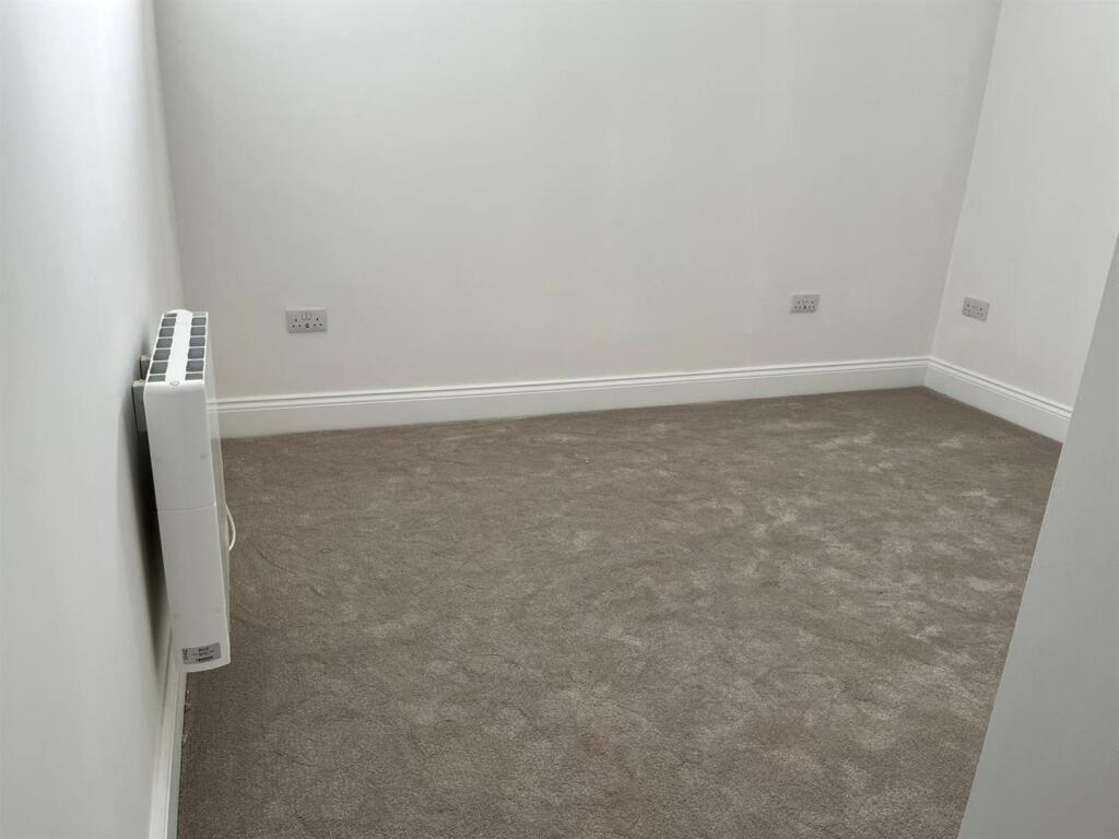 Flat 1 brooklands middle bedroom.jpg