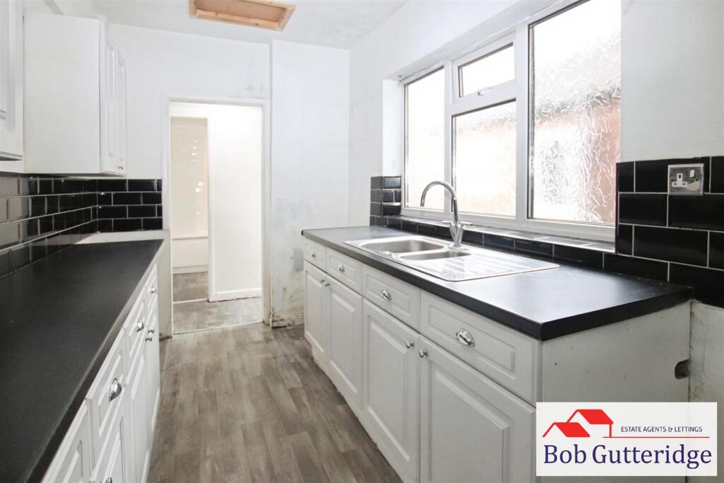 FITTED KITCHEN