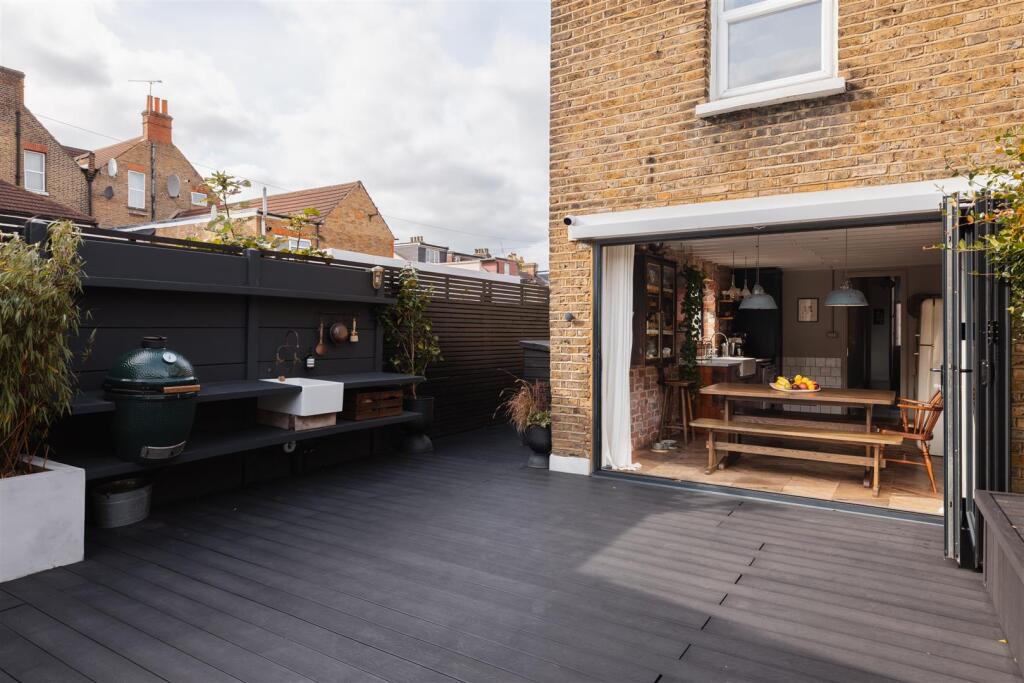 Claude Road, E10