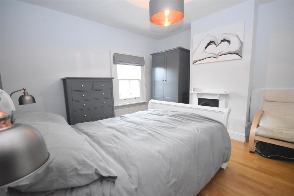 bed 1.jpg