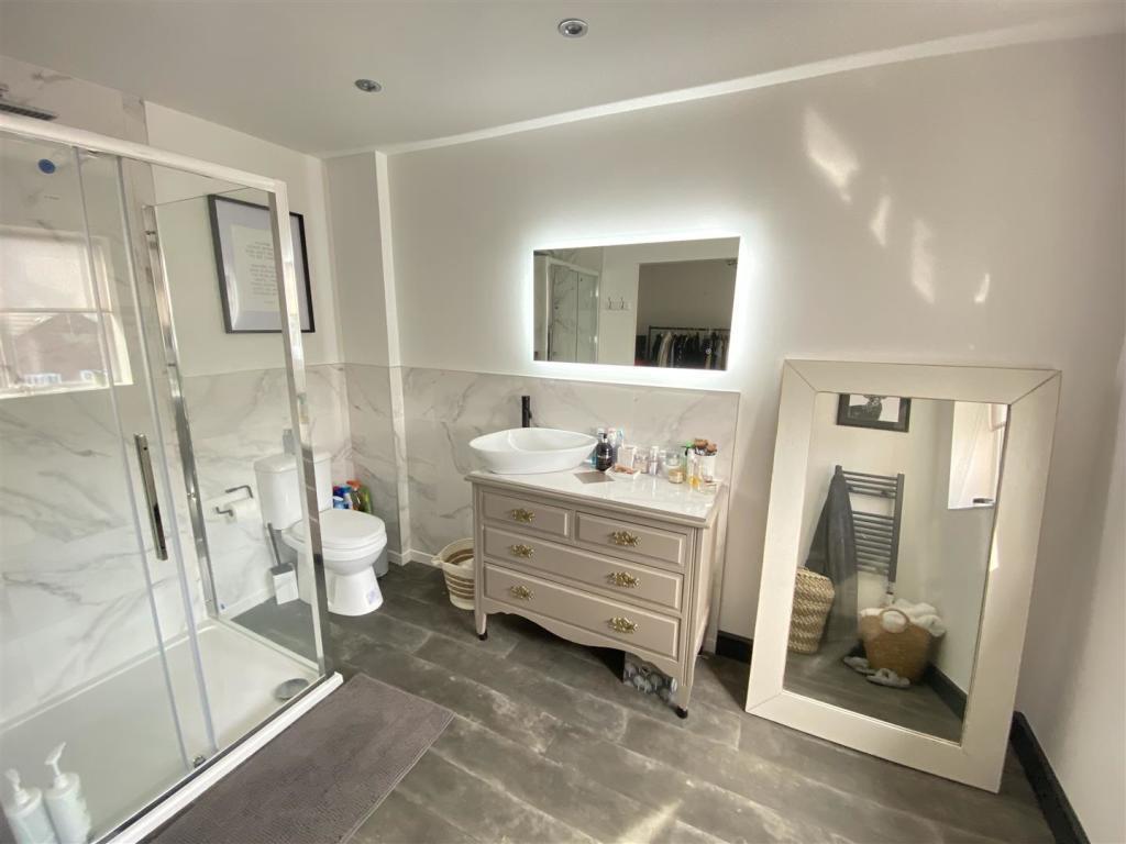 en suite top floor.jpeg