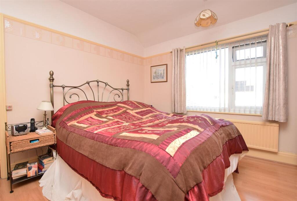 Bedroom 1 V2.JPG