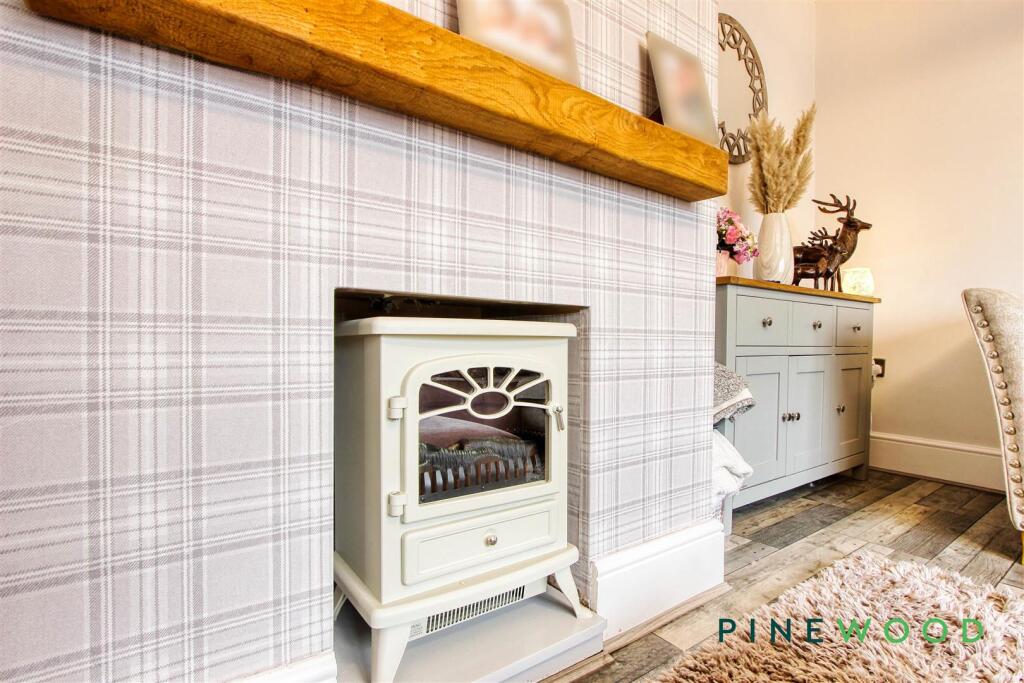 LOUNGE - FIREPLACE