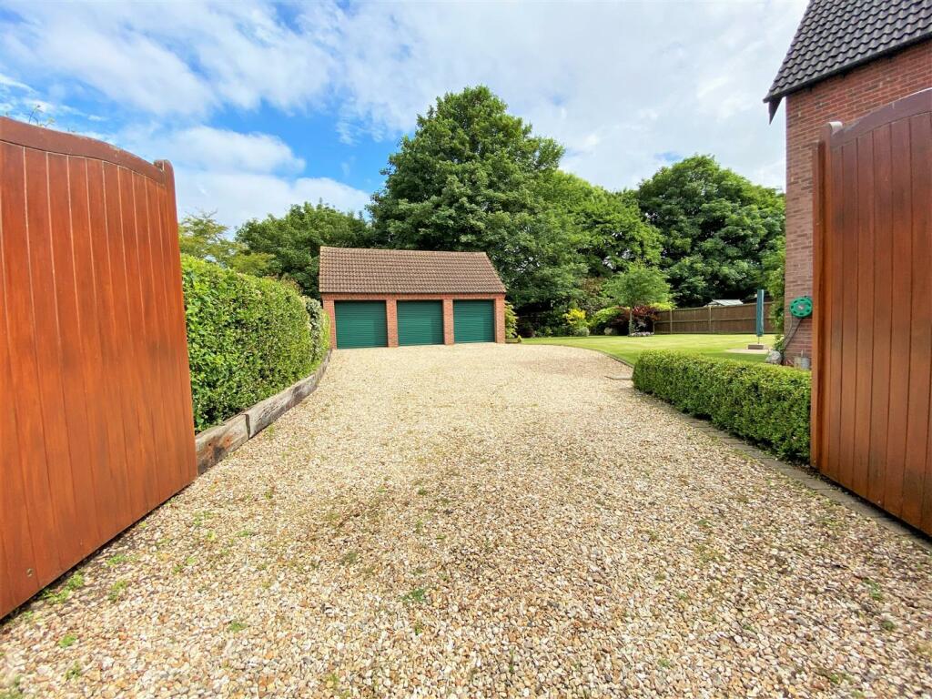 Electric Gated Entrance &amp; Garaging 597