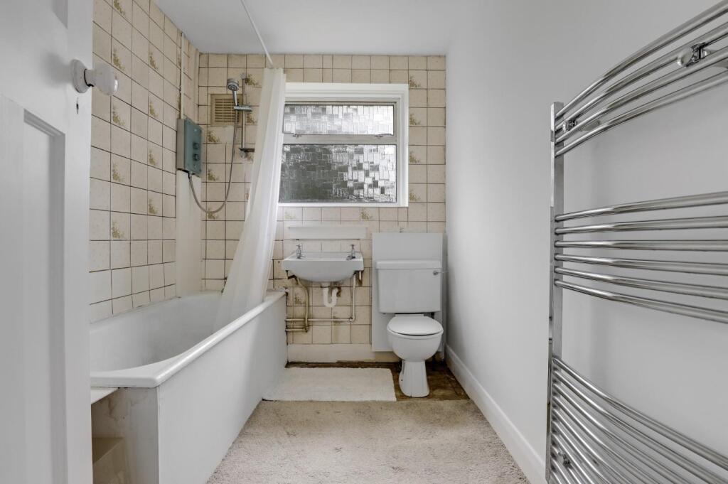 02-8b46JHPropWorld - 7 Mylis Close - 35.jpg