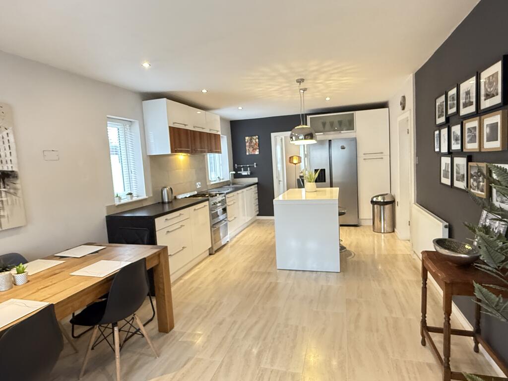 Kitchen/ Dining Room