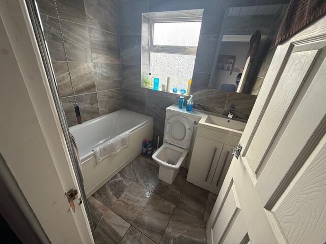 Bathrm T202511051040.jpg