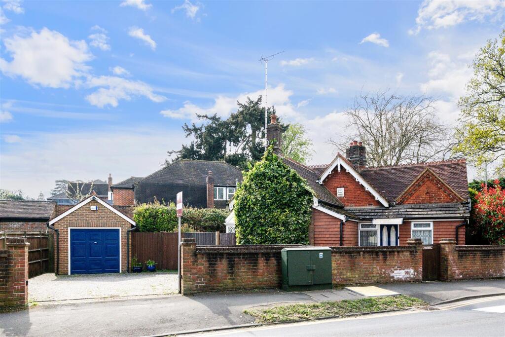 EAST LODGE, GARRATT LANE. 1 (7).jpg