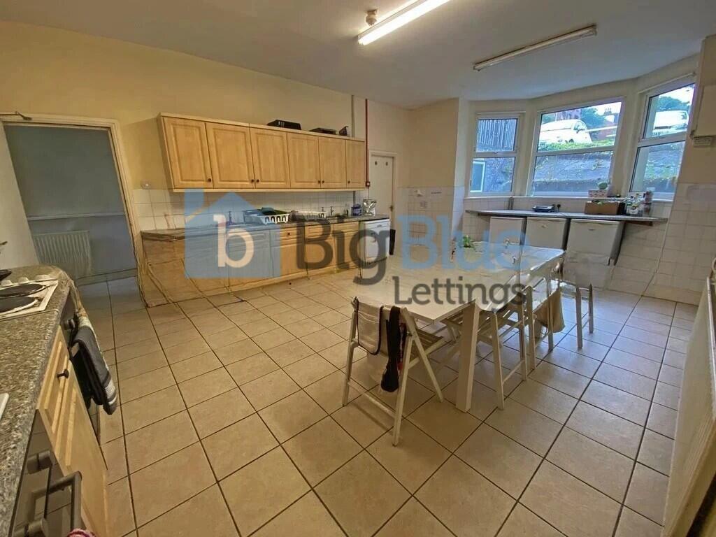Bright and spacious kitchen with a large tiled ...