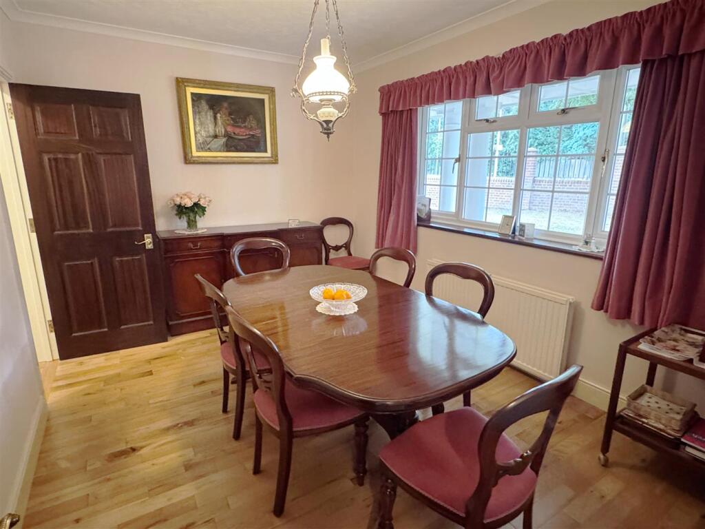 Dining 1.JPG