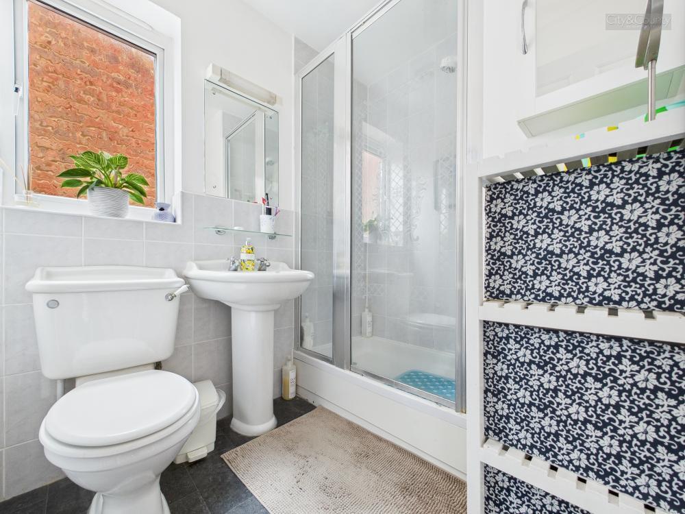 En-Suite To Master Bedroom