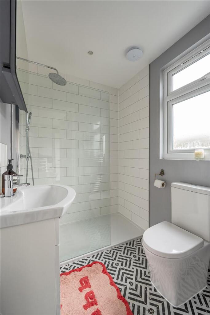 Larkshall Crescent E4