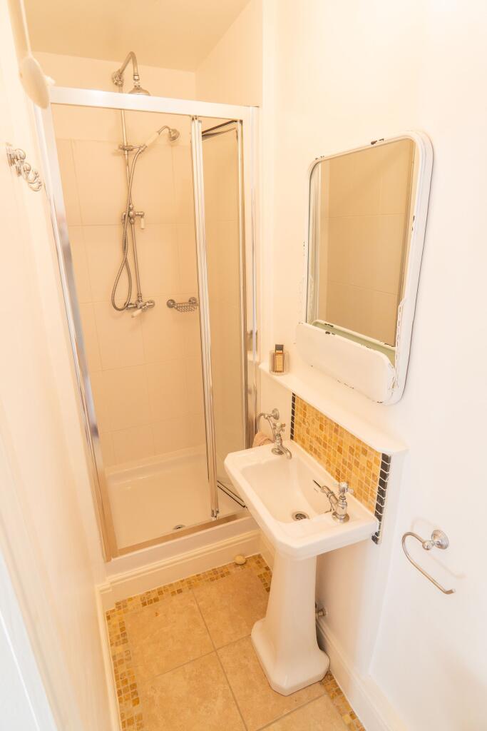 Bedroom with En Suite &amp; Balcony