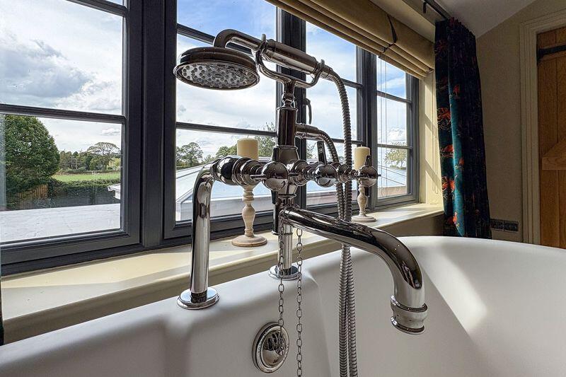 FREESTANDING VICTORIAN STYLE BATH