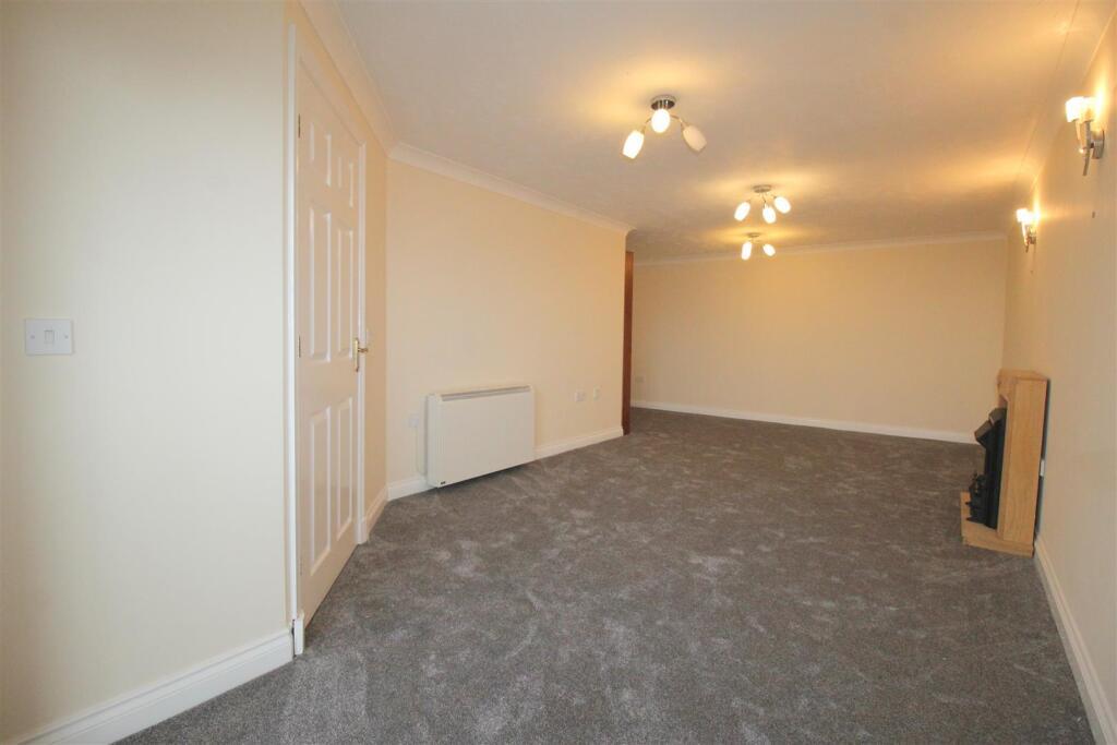 Ensign Court, 306 - Lounge 3.JPG